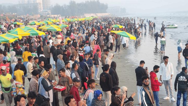 বছরের শেষ সূর্যাস্ত দেখতে কক্সবাজার সৈকতে পর্যটকের ঢল