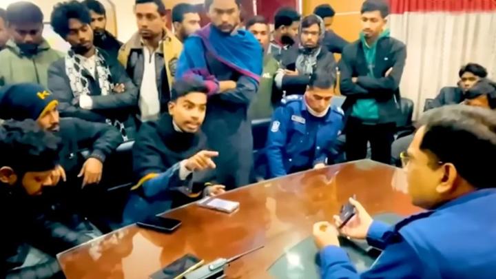 থানায় বসে ওসিকে হুমকি দেওয়া সেই বৈষম্যবিরোধী নেতার শোকজ