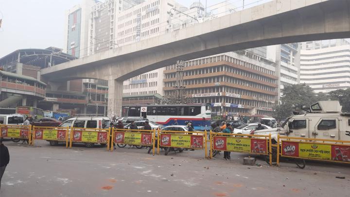 মোবাইল ফোন ব্যবসায়ীদের কারওয়ান বাজার থেকে সরিয়ে দিয়েছে পুলিশ