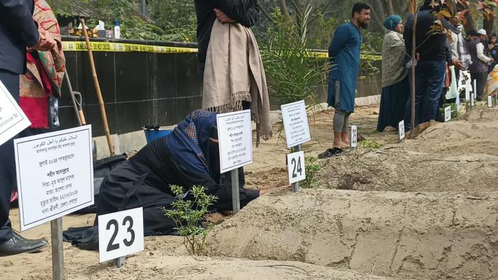 অবশেষে সন্তানের কবরের দেখা পেলেন মা, জড়িয়ে করলেন আদর