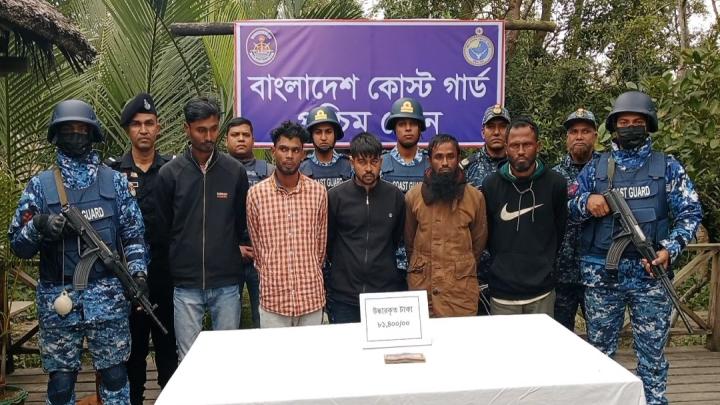 সুন্দরবনে যৌথ অভিযানে জিম্মি পর্যটক ও রিসোর্ট মালিক উদ্ধার, আটক ৬