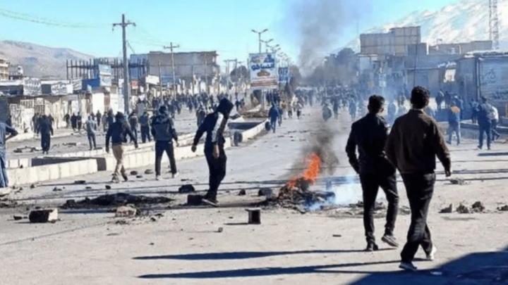 ইরানে সরকারবিরোধী বিক্ষোভ ও সহিংসতা তীব্র, একাধিক শহরে সংঘর্ষ