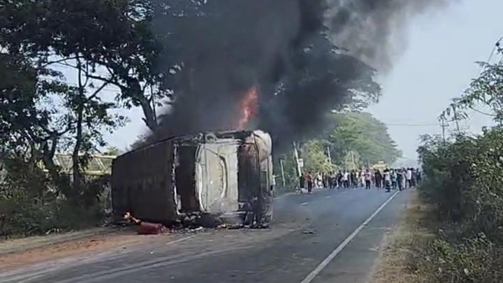 নিয়ন্ত্রণ হারিয়ে চলন্ত বাসে আগুন, নিহত ৪