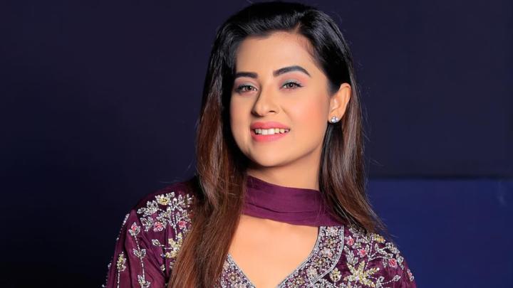 গায়ে হলুদের সাজে দ্যুতি ছড়ালেন বুবলী