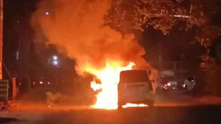 রাজধানীতে চলন্ত মাইক্রোবাসে ভয়াবহ আগুন