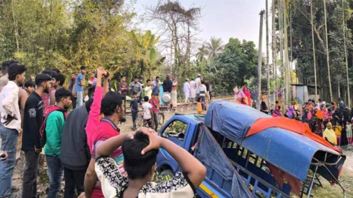 বোয়ালমারীতে ট্রেনের ধাক্কায় দুমড়ে-মুচড়ে গেল পিকআপ,দুই ভাইসহ তিন শ্রমিক নিহত