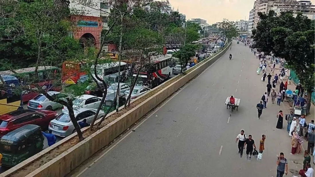 মহাখালী টার্মিনালের সামনে সড়ক অবরোধে মালিক ও পরিবহন শ্রমিকরা