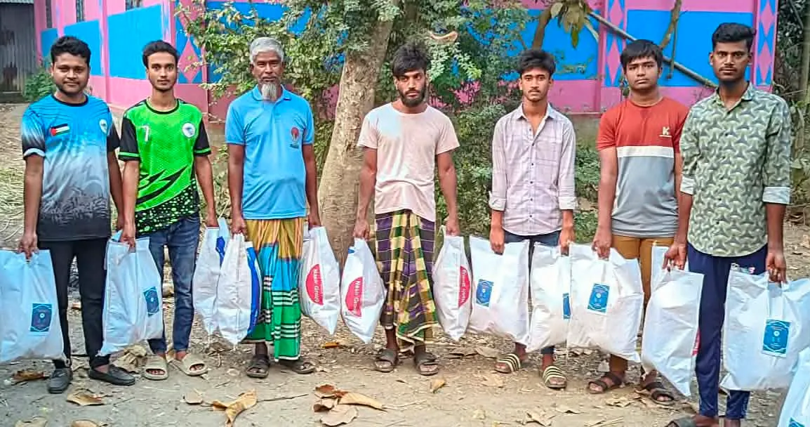 রমজানে মানবিক উদ্যোগ: বাঞ্ছারামপুরে অসহায়দের পাশে ভিলেজ ফাউন্ডেশন