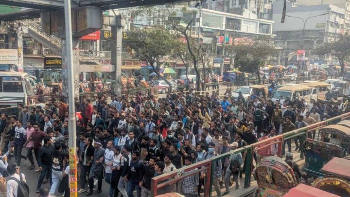 ঢাকা সেন্ট্রাল ইউনিভার্সিটির অধ্যাদেশ দাবিতে সায়েন্সল্যাব অবরোধ