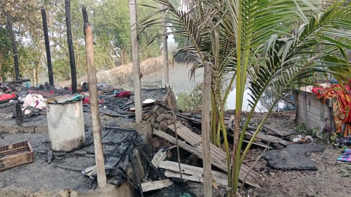 কয়রায় গ্যাসের চুলা থেকে আগুনের সূত্রপাত: পুড়ে শেষ ইটভাটা শ্রমিকের মাথা গোজার ঠাই