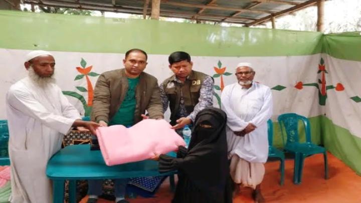 শীতার্তদের মাঝে লালমনিরহাট জেলা পুলিশের শীতবস্ত্র বিতরণ