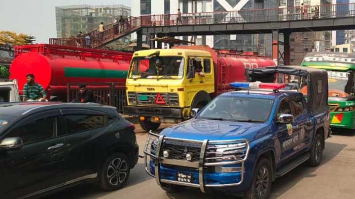 আল্টিমেটাম দিয়ে সড়ক ছাড়লেন অটোরিকশা চালকরা, যান চলাচল শুরু