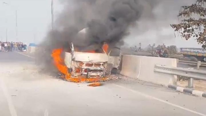 ঢাকা-মাওয়া এক্সপ্রেসওয়েতে চলন্ত অ্যাম্বুল্যান্সে আগুন, অল্পের জন্য প্রাণ রক্ষা