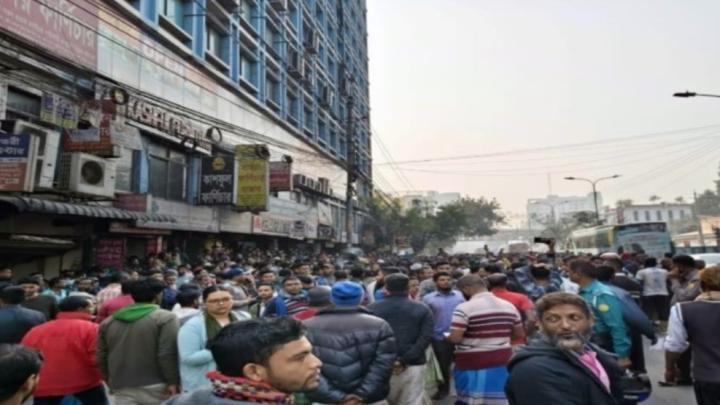 রাজধানীর বাডডায় যান চলাচল শুরু, সরে গেলেন আন্দোলনকারী অটো-রিকসা চালকেরা