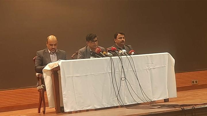 নির্বাচনের আগে লুট হওয়া অস্ত্র দ্রুত উদ্ধার করার তাগিদ প্রধান উপদেষ্টার