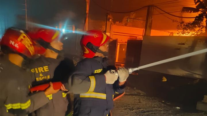 নারায়ণগঞ্জে প্লাস্টিক কারখানায় আগুন, চার ঘণ্টার চেষ্টায় নিয়ন্ত্রণে