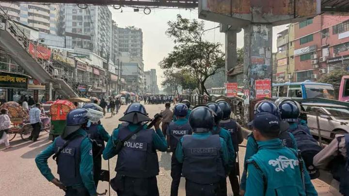 পুলিশের সঙ্গে ঢাকা কলেজের শিক্ষার্থীদের সংঘর্ষ