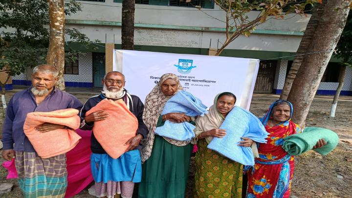 হাড়কাঁপানো শীতে কয়রার ১০০ মানুষের মাঝে কম্বল বিতরণ