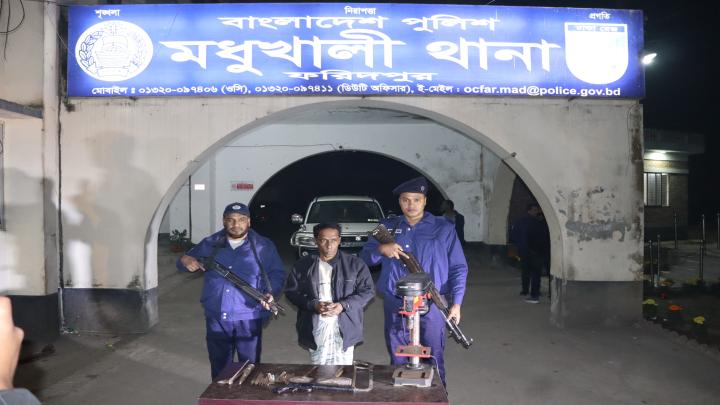 ফরিদপুরে অবৈধ অস্ত্র তৈরির কারখানায় অভিযান, একজন গ্রেপ্তার