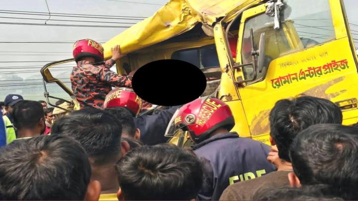 ফরিদপুরে যাত্রীবাহী বাস ও ট্রাকের সংঘর্ষ নিহত এক, আহত কয়েকজন, যান চলাচল  বিঘ্নিত