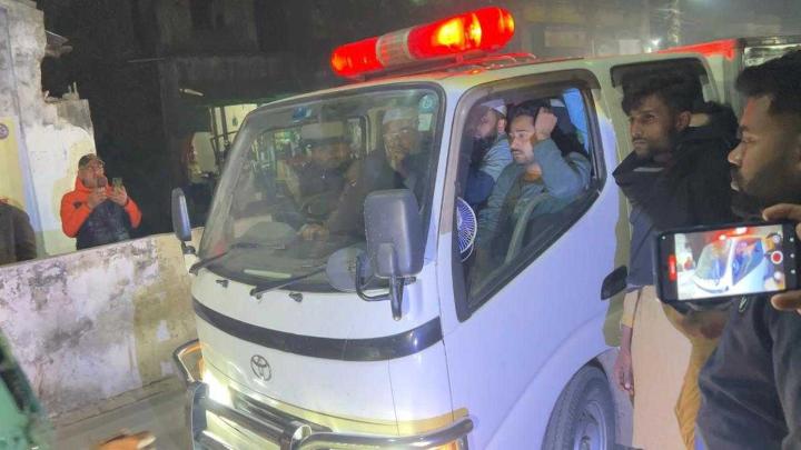 কারা ফটকে প্রথমবার মৃত ছেলেকে কোলে নিয়ে স্ত্রীর মরদেহ ছুঁয়ে কাঁদলেন সাদ্দাম