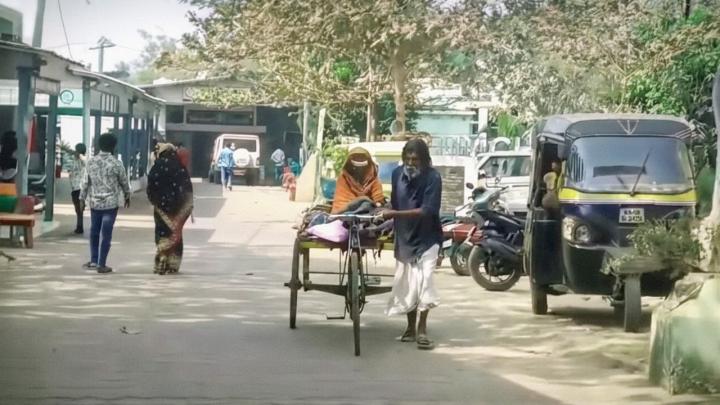 ৩০০ কিলোমিটার পথ ভ্যান চালিয়ে স্ত্রীকে হাসপাতালে নিলেন স্বামী