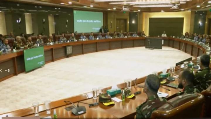 নির্বাচনে নিরপেক্ষতার সঙ্গে দায়িত্ব পালনে সশস্ত্র বাহিনীকে নির্দেশ প্রধান উপদেষ্টার