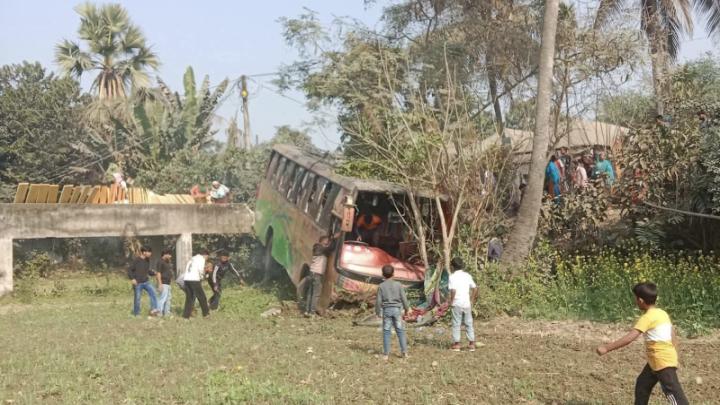 বোয়ালমারীতে নিয়ন্ত্রণ হারিয়ে যাত্রীবাহী বাস খাদে