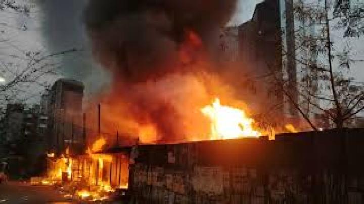 উত্তরা কাঁচাবাজারে আগুন, নিয়ন্ত্রণে ৫ ইউনিট