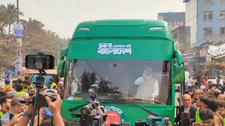 বাসে নির্বাচনী প্রচারণা শুরু করলেন জামায়াত আমির