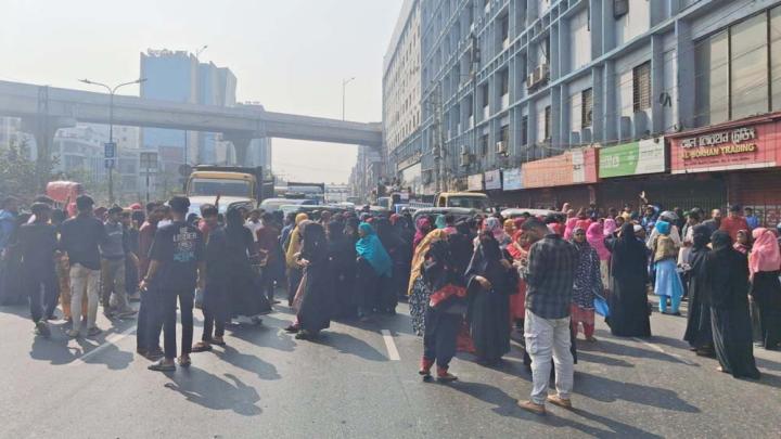 মহাখালীতে পোশাক শ্রমিকদের সড়ক অবরোধ, তীব্র যানজট