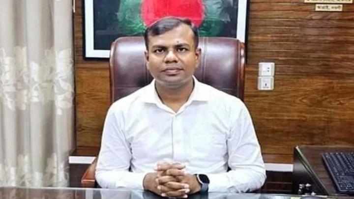 মুক্তিযোদ্ধা চাচাকে বাবা বানিয়ে ক্যাডার হওয়া কামাল হোসেন বরখাস্ত