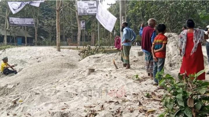 বোয়ালমারীতে সরকারি জমি বিক্রির অভিযোগ ভূমি অফিসের কর্মচারী বিরুদ্ধে  