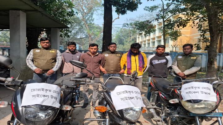 ‎লালমনিরহাটে মোটরসাইকেল চোর চক্রের ৪ সদস্য গ্রেফতার, ৩টি চোরাই মোটরসাইকেল উদ্ধার