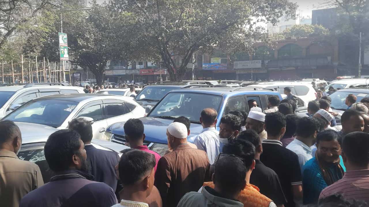 শপথ নিতে সংসদ ভবনে প্রবেশ করছেন নবনির্বাচিত সংসদ সদস্যরা