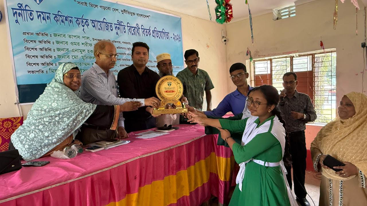 পাথরঘাটায় দুর্নীতিবিরোধী বিতর্ক প্রতিযোগিতা অনুষ্ঠিত