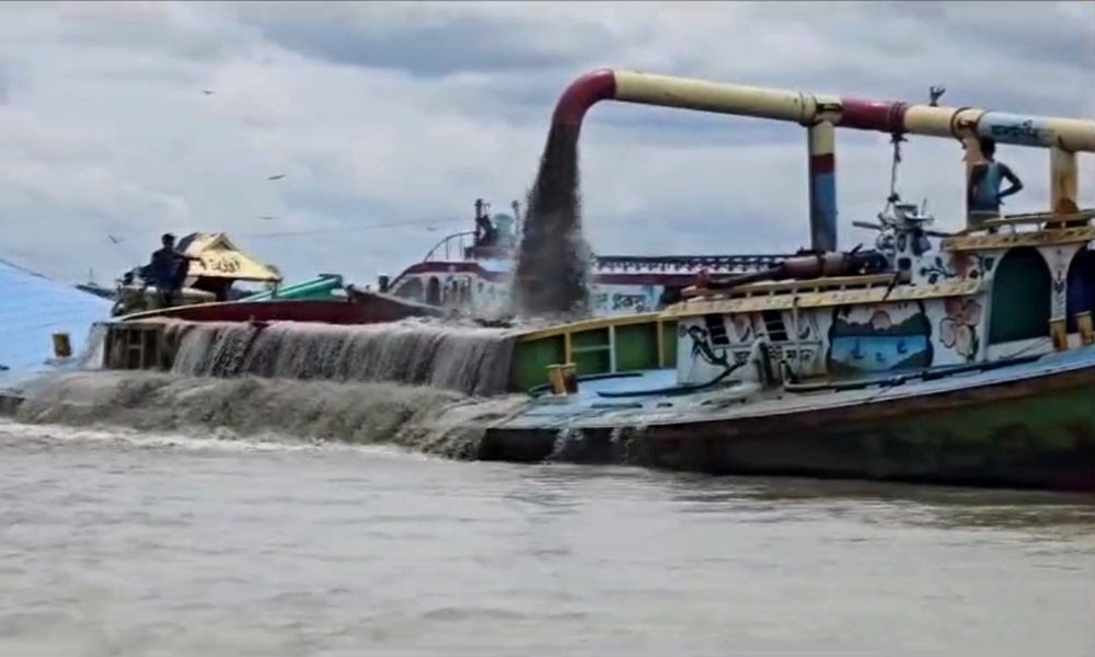 ‘হয় ইজারা বাতিল করেন, নয় আমাগোরে মাইরা ফালান’