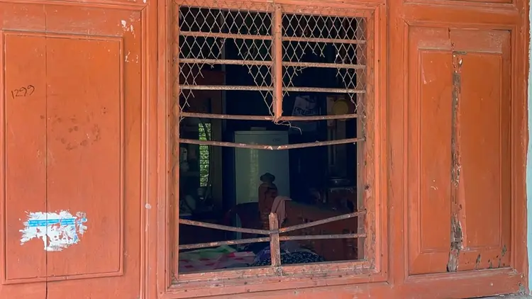 জানালা ভেঙে স্কুলছাত্রীকে তুলে নিয়ে সংঘবদ্ধ ধর্ষণের অভিযোগ