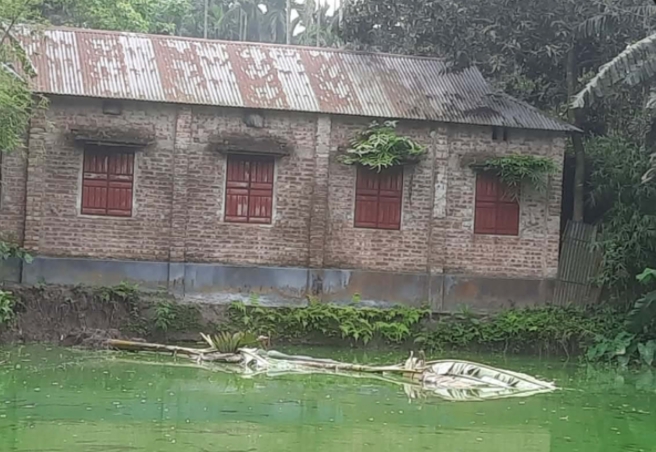 লালমনিরহাটে বসতবাড়ি ঘেঁষে পুকুর খনন, ঝুঁকির মুখে বসতবাড়ি ও পাকা রাস্তা