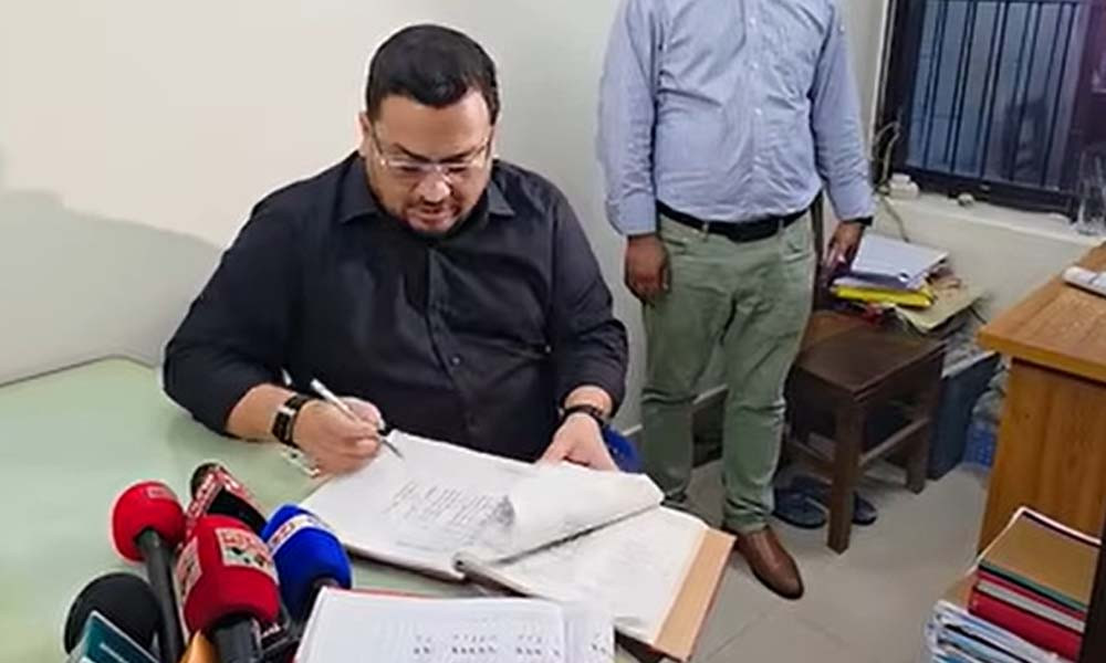 হাজিরা আগেই সই! ভূমি প্রতিমন্ত্রীর পরিদর্শনে ধরা পড়ল কর্মকর্তার অনিয়ম