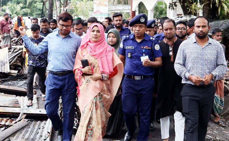 জেলা প্রশাসকের লেমুয়া বাজারে অগ্নিকাণ্ডে ক্ষতিগ্রস্ত এলাকা পরিদর্শন
