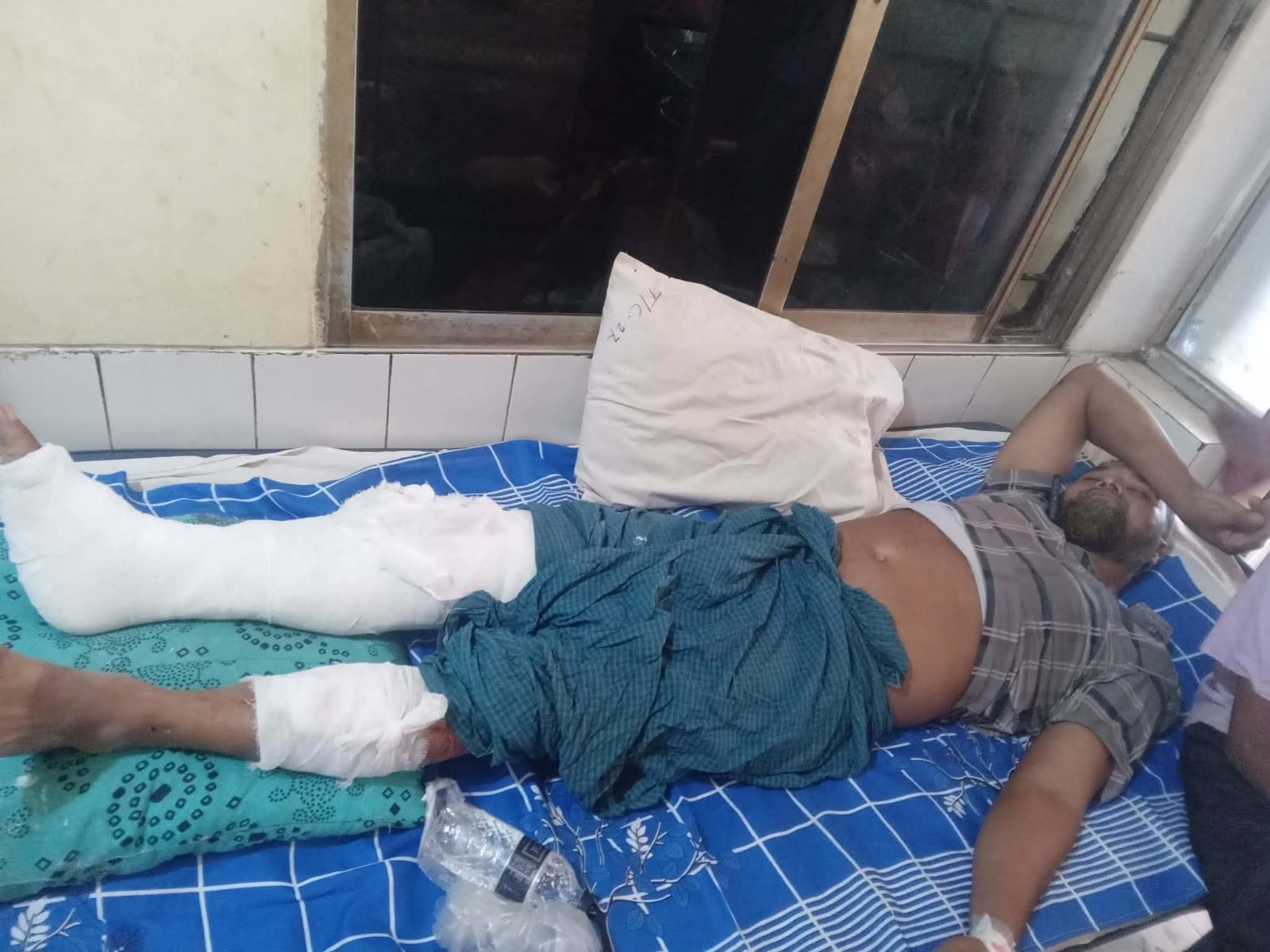 বোয়ালমারীতে ব্যবসায়ীকে কুপিয়ে জখম  টাকা ছিনতাই 