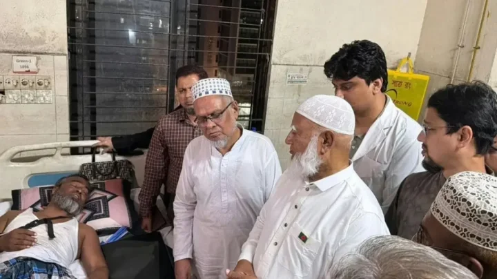 হামলায় আহত জামায়াত নেতাকে দেখতে হাসপাতালে গেলেন ডা. শফিকুর