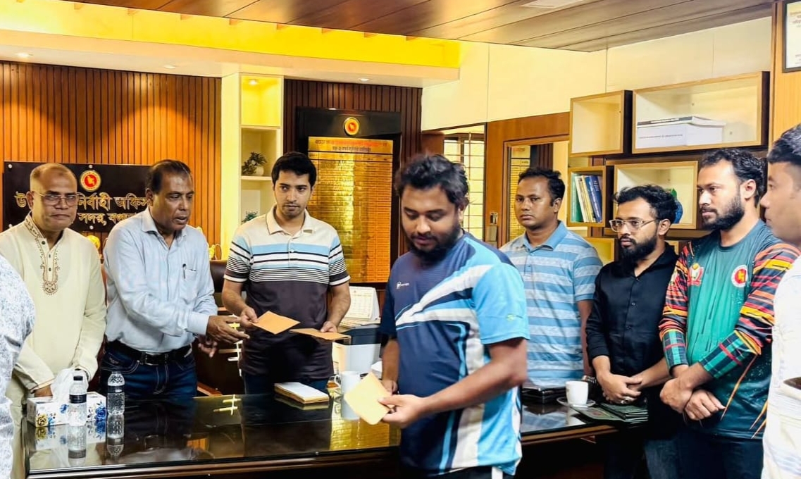 বগুড়ায় প্রধানমন্ত্রীর সহায়তা বিতরণ করলেন বাদশা এমপি