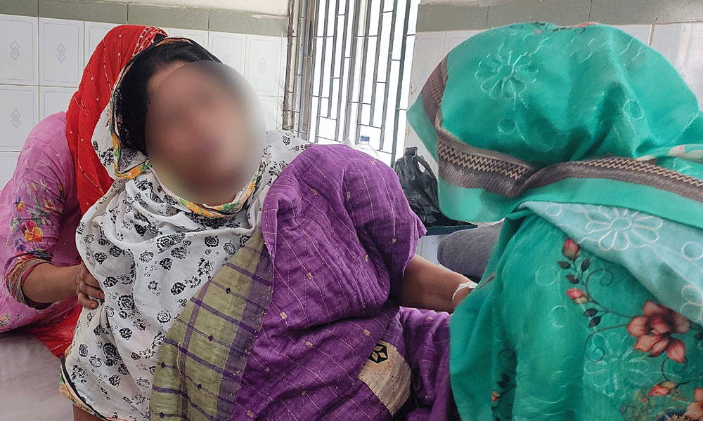 পদ নিয়ে দ্বন্দ্বে প্রধান শিক্ষিকাকে লাথি দিয়ে চেয়ার থেকে ফেলে দেওয়ার অভিযোগ