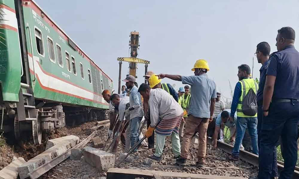 শেষ হয়নি নীলসাগরের বগি উদ্ধার কার্যক্রম, বিকল্প ট্রেনে যাতায়াত