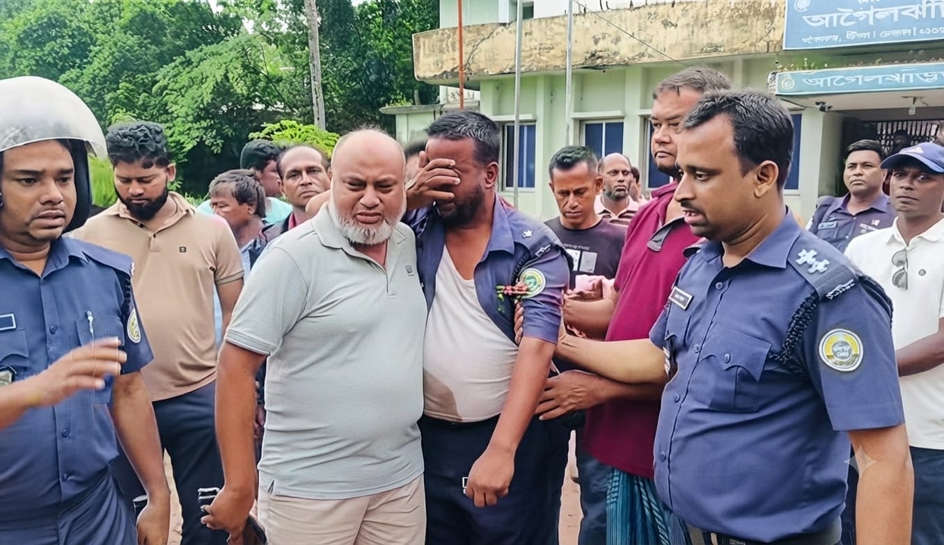 বরিশালে আসামির মৃত্যুর গুজব ছড়িয়ে থানায় হামলা, ৫ পুলিশসহ আহত ১১