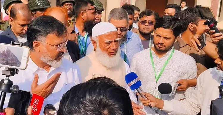 ভোটকেন্দ্র পরিদর্শনে সৌহার্দ্য, জামায়াত আমির-বিএনপি প্রার্থীর আলিঙ্গন