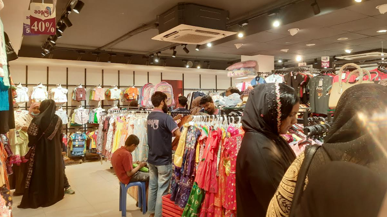 নারীদের ঈদ কেনাকাটায় পছন্দের শীর্ষে পাকিস্তানি ড্রেস, নেই একক আধিপত্য
