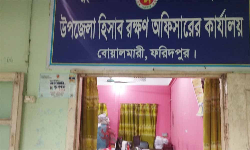 অডিট কর্মকর্তাকে ঘুষ দিয়ে শিক্ষক বললেন, "বাধ্য হয়েই দিলাম"